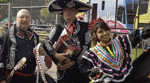 Ga dansen in de zee met de romantische muziek van de mariachis