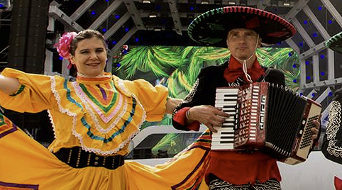 Je vriendin meenemen naar haar favoriete plekje en haar daar een Mariachi Band laten spelen